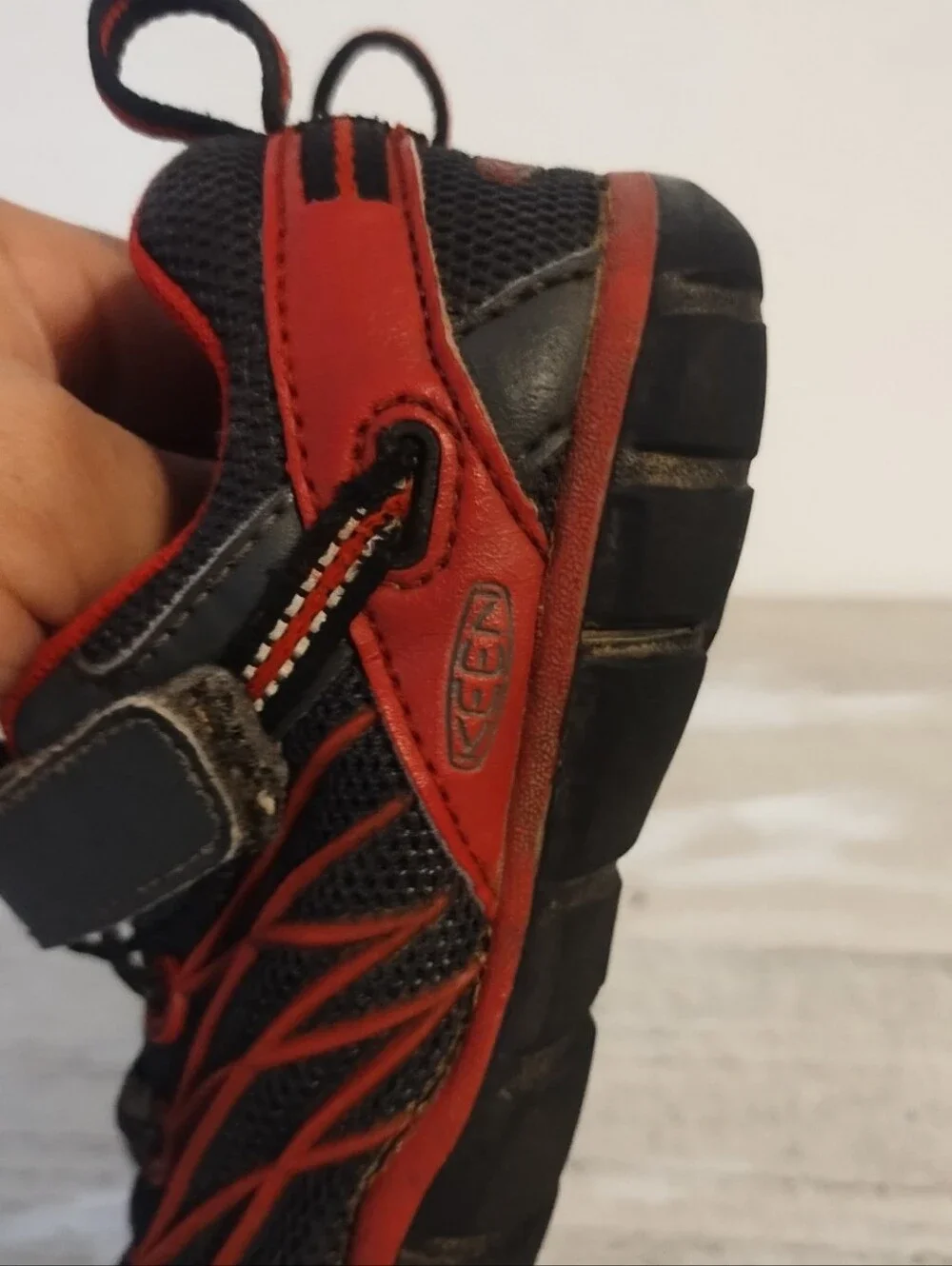 Keen kids u.s.a size 10 Chandler Sneakers Black and Red (UK kids size 9) some